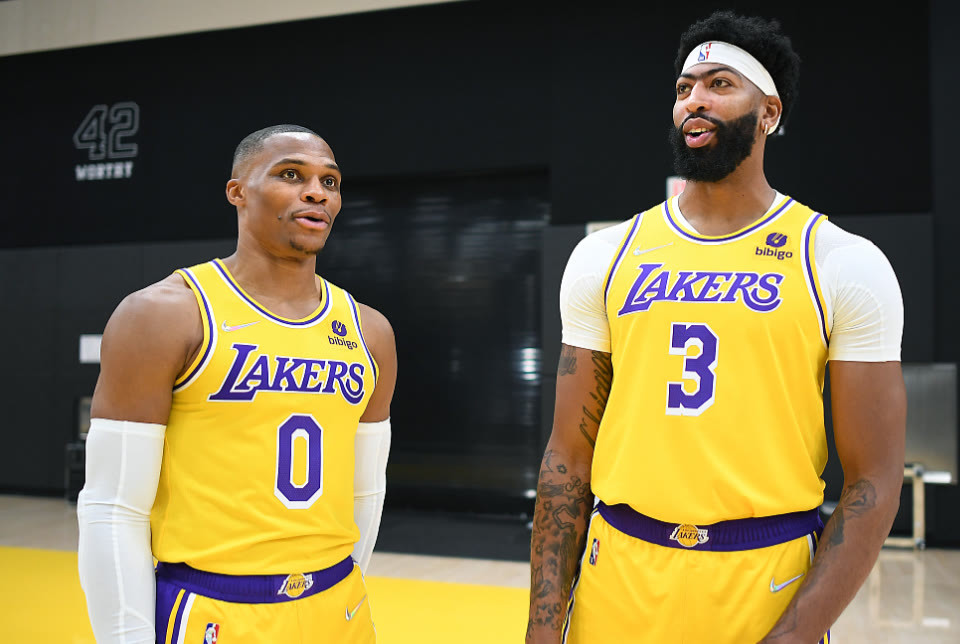  湖人逆转勇士夺季前赛首胜，詹姆斯准三双显威力  