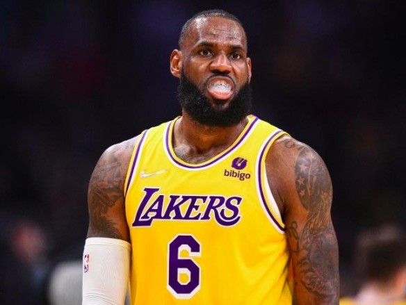  詹姆斯伤退湖人不敌国王遭连败  