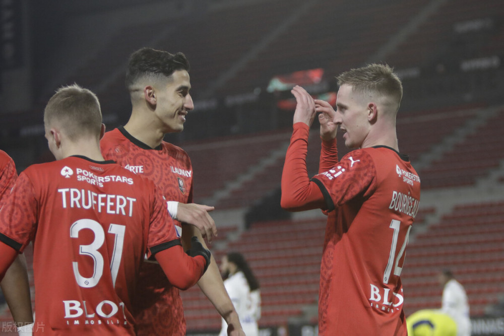  法甲第25轮 巴黎主场三球完胜里昂  